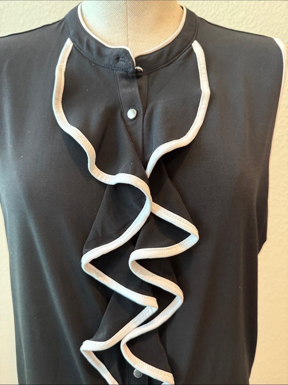 Carmen Marc Valvo Black Sleeveless Blouse with White Ruffle Trim - Picture 4 of 8